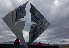 Albatros-Skulptur und Leuchtturm auf Kap Hoorn
