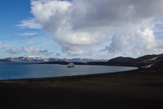 L'Austral in der Whalers Bay, Deception Island