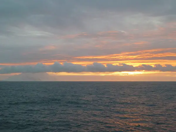 Die Drake-Passage beginn ruhig und mit einem stimmungsvollen Sonnenuntergang
