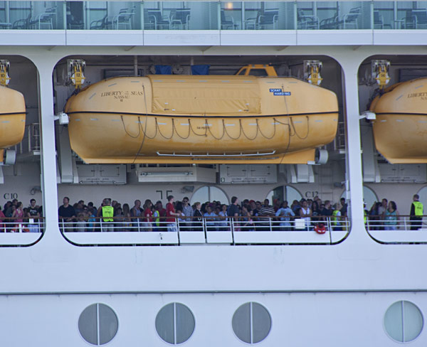 Rettungsübung: Musterstation direkt unterm Rettungsboot