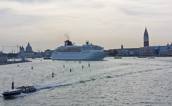 Kreuzfahrtschiff passiert Markusplatz in Venedig