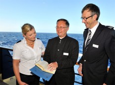 Bordseelsorger Edgar Hasse auf der Mein Schiff 2 mit Gastgeberin Tatjana Gerber und Cruise Director Martin Schwarz (Bild: Nicole Zaddach)