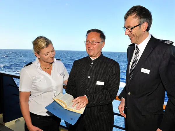 Bordseelsorger Edgar Hasse auf der Mein Schiff 2 mit Gastgeberin Tatjana Gerber und Cruise Director Martin Schwarz (Bild: Nicole Zaddach)