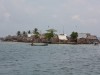 Nahezu jeder Meter ist auf dieser Insel bebaut, meist mit Strohhütten, aber auch einigen Steingebäuden
