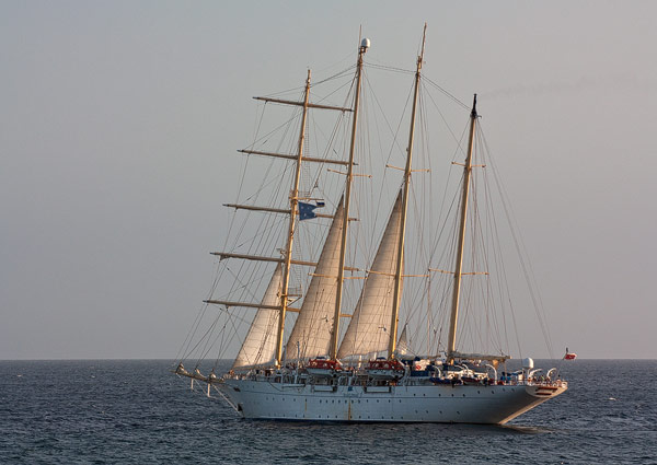 Star Flyer setzt vor Curacao Segel