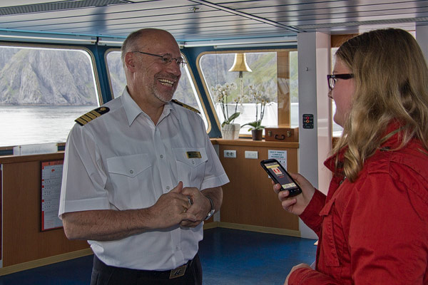 Kapitän Olaf Hartmann auf der Brücke der Columbus 2