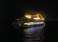 Tiefschwarze Nacht rund ums Schiff