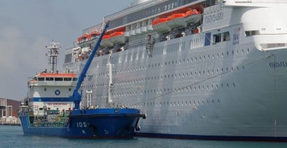 Kreuzfahrtschiff bunkert Treibstoff im Hafen von Barcelona