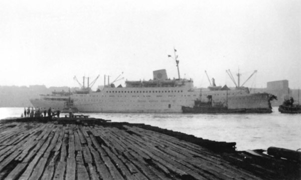 Die "Stockholm" nach der Kollision mit der Andrea Doria 1956