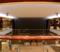 Video-Großbildschirm im Atrium