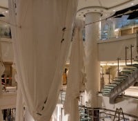 Leuchter und Treppen im hinteren Atrium