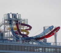 Zwei parallele Freefall-Wasserrutschen