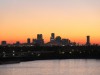Blick von der Brücke auf den Sonnenuntergang hinter der Skyline von New Orleans