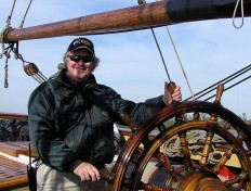 Capt. Ted Davisson am Steuer der HMS Bounty