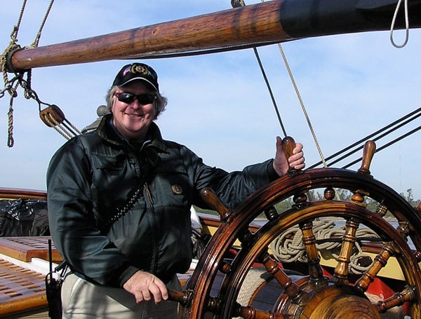 Capt. Ted Davisson am Steuer der HMS Bounty