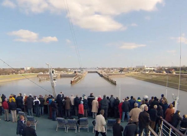 Astor erreicht die Schleuse zum Nord-Ostsee-Kanal bei Brunsbüttel