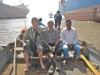 Peter Knego (links) beim Übersetzen zu einem Schiffswrack in Alang