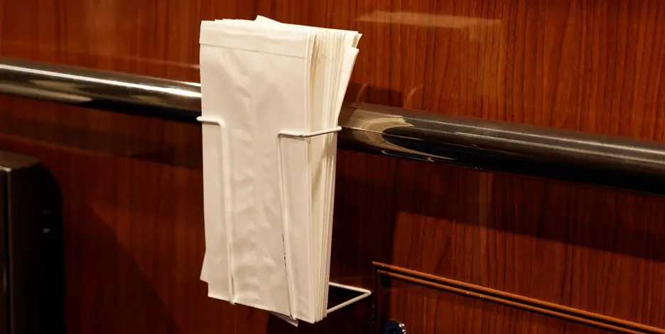 Deutliches Zeichen, dass Seegang bevorsteht: Papiertüten in den Treppenhäusern 