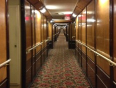Auf diesem Korridor der Queen Mary soll es besonders häufig spuken ...