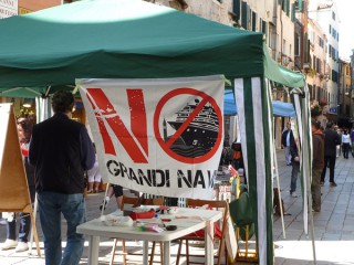 "No Grandi Navi": Info-Stand der Kreuzfahrtschiff-Gegner in Venedig