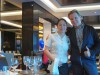 Klaus Lugmaier mit einer Kellnerin des Restaurants "Tadte" auf der Norwegian Getaway