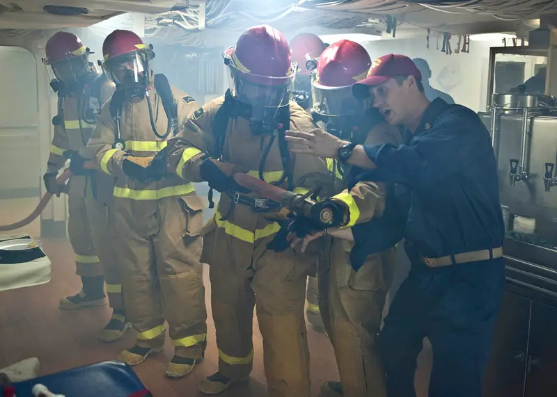 Feuerwehr-Training am Schiff