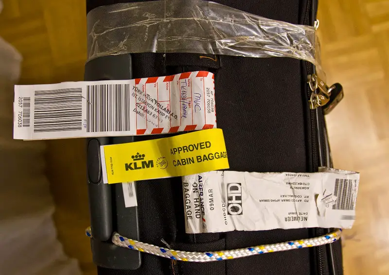 Der Leidensweg eines Koffers, dokumentiert mit Gepäck-Labels