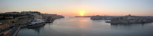 Sonnenaufgang an der Hafeneinfahrt in Malta