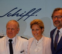 Kapitän Kjell Holm, Taufpatin Helene Fischer, TUI-Cruises-CEO Richard Vogel