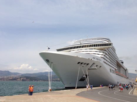MSC Preziosa im Hafen von Izmir