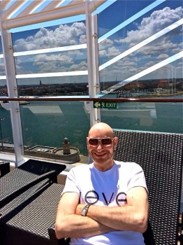 Sonnenbad am Pool auf Deck 18