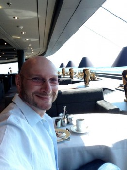 bei Kaffee und köstlichem Kuchen