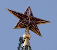 Roter Stern auf einer Turmspitze