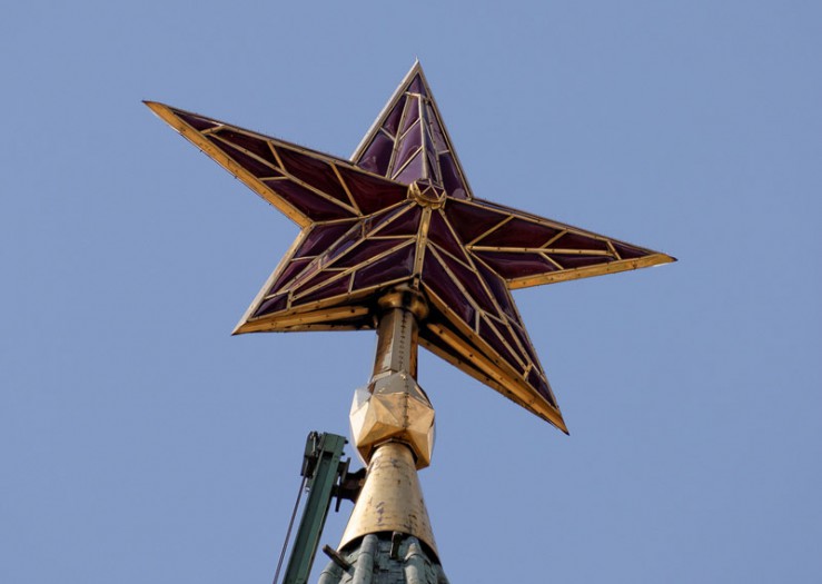 Roter Stern auf einer Turmspitze