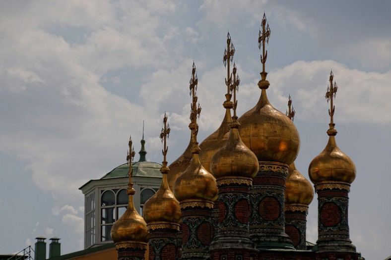 Kuppeln zu kleinen Kirchen im kreml