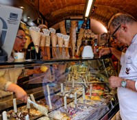 Sergio sucht mit seiner Frau Franca Eissorten zum Probieren aus