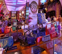 Handtaschen-Sale auf der Royal Promenade