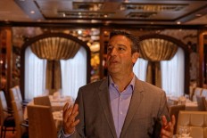 Brian Abel, Vice President of Food and Beverage Operations, erklärt das Dynamic-Dining-Konzept