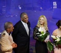 Kapitän Massimo Garbarino, Carnival-CEO Arnold Donald und die deutsche Ehrendame Sonja Sauer