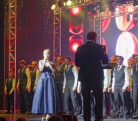 Taufpatin Emma Wilby singt "Fireworks"