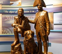 Camp River Dubois - Lewis, Clark und ihr Hund "Seaman"qCamp River Dubois - Lewis, Clark und ihr Hund "Seaman"