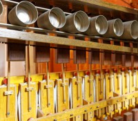 Orgel-Pfeifen und Percussion