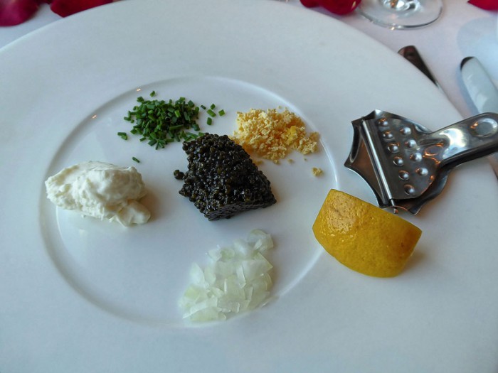 Kaviar mit Ei, Creme fraiche, Zwiebel und Zitrone