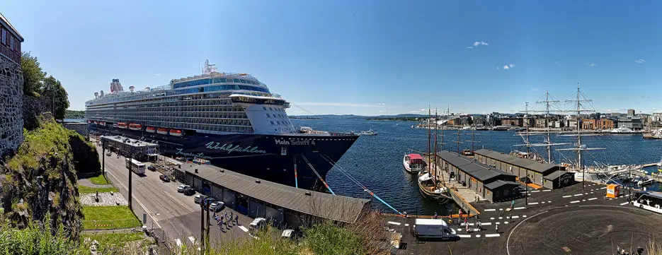 Mein Schiff 4 vor der Festung in Oslo