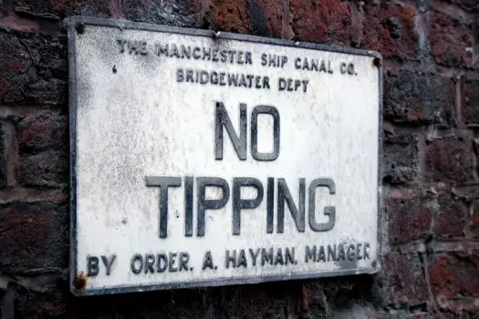 "Trinkgeld unerwünscht" - ob dieses Schild am Mancheser Ship Canal seinen Zweck erfüllt, ist uns nicht bekannt ... (Bild: Natalia Balcerska, CC BY-ND 2.0)
