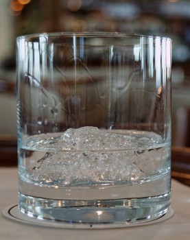 Gin on the Rocks mit Gletscher-Eis