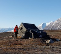 Schutzhütte auf Cap Maechel mit Einbruchsspuren eines Eisbären