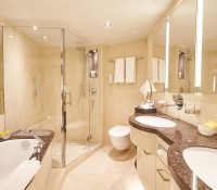 Badezimmer einer Penthouse-Suite (Bild: Hapag-Lloyd Kreuzfahrten)