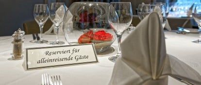 Reservierter Tisch für ein gemeinsames Dinner der Alleinreisenden