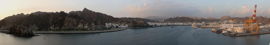 Der Hafen von Muskat im Oman - mit uns hier: Costa neoRiviera, die Yacht des Sultans von Oman und später kommt noch die Splendour of the Seas